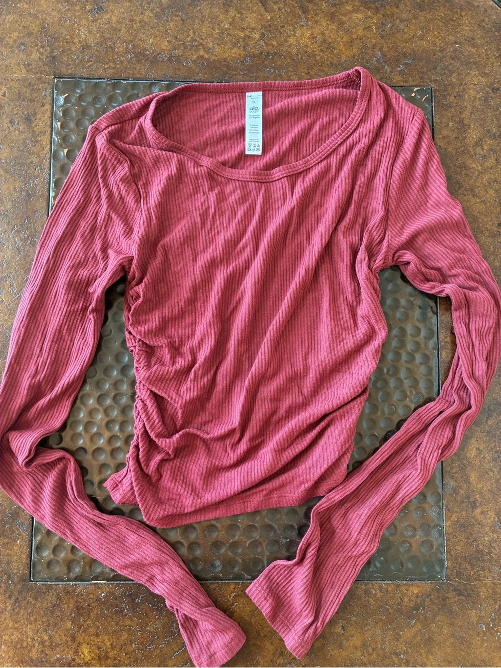Alo yoga - gather long sleeve - red